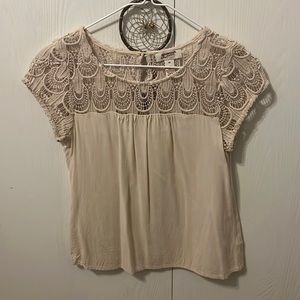 GORGEOUS CREAM BLOUSE WITH LACE DETAIL TOP. SIZE XS.